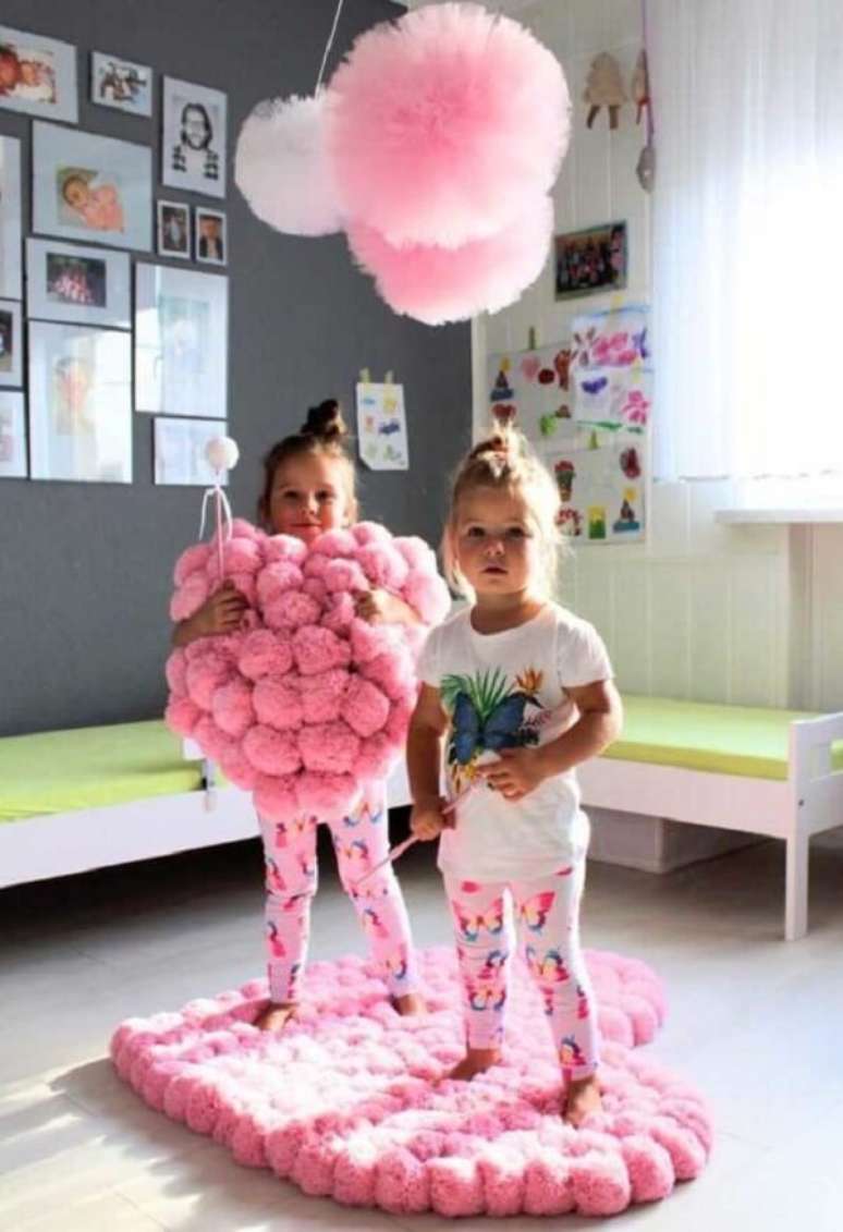 31. O tapete rosa para quarto infantil feito em pompons é macio e tem a capacidade de absorver o impacto de tombos e quedas. Fonte: Pinterest