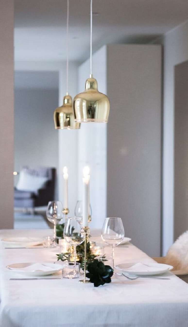 7. O tom branco pode estar presente em diferentes enfeites de Natal para mesa minimalista. Fonte: Delightfull