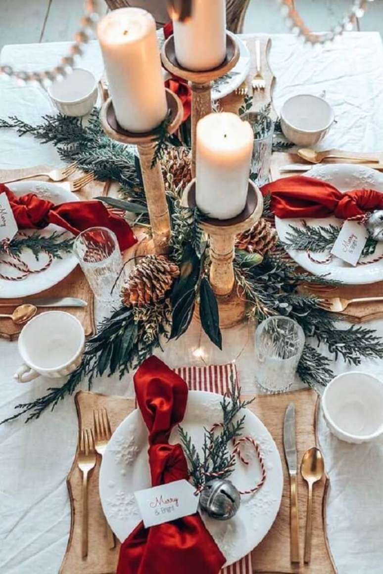 3. Os enfeites de Natal para mesa em tons de vermelho e verde são quase uma presença garantida na decoração de todo ano. Fonte: Reprodução