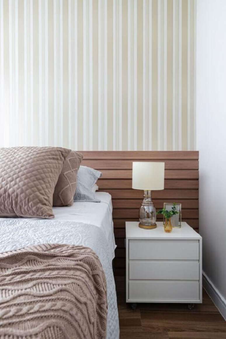 39. Papel de parede listrado em cores neutras para decoração de quarto com abajur de cabeceira pequeno – Foto: Rúbia M. Vieira Interiores
