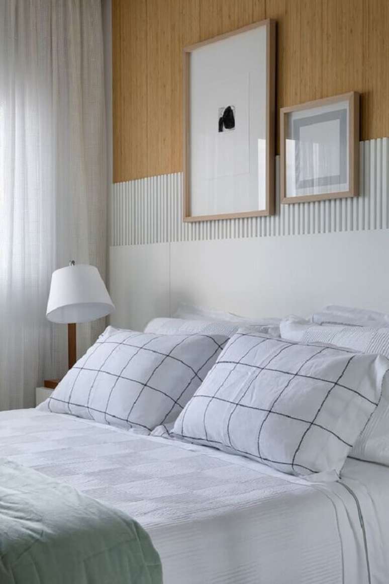 42. Quarto branco e amadeirado decorado com abajur para cabeceira de cama – Foto: Casa de Valentina