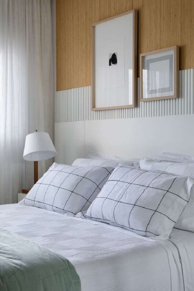 42. Quarto branco e amadeirado decorado com abajur para cabeceira de cama &ndash; Foto: Casa de Valentina