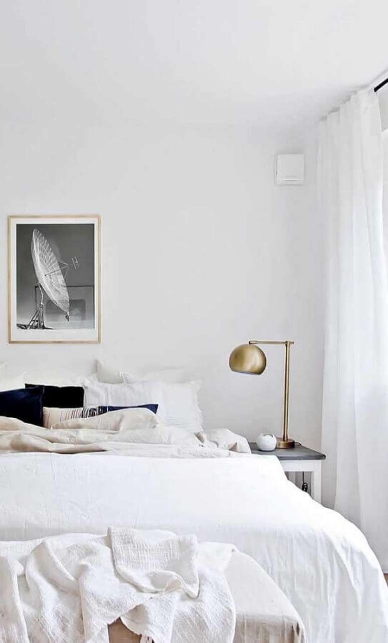 43. Decoração minimalista para quarto branco com abajur para mesa de cabeceira cobre – Foto: Pinterest
