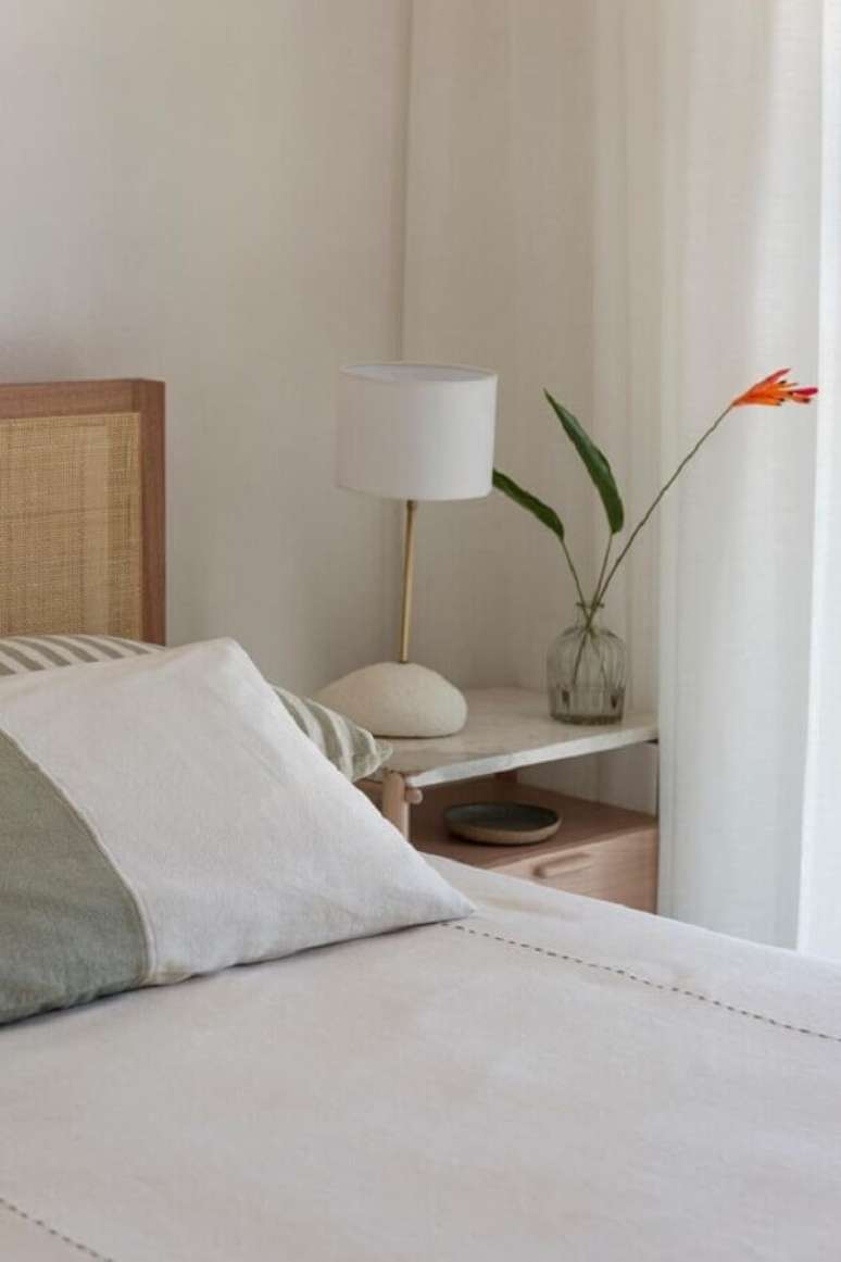 44. Quarto branco decorado com vaso de vidro e abajur para mesa de cabeceira &ndash; Foto: Casa de Valentina