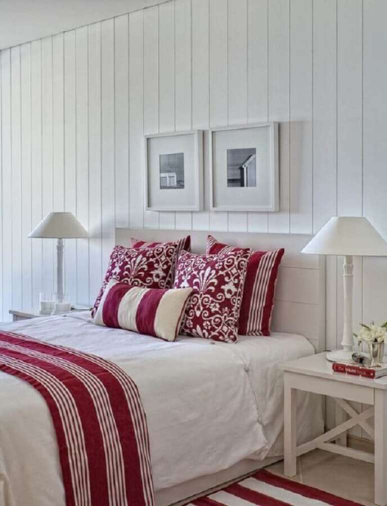 45. Abajur de cabeceira para decoração de quarto de casal branco e vermelho – Foto: Pinterest