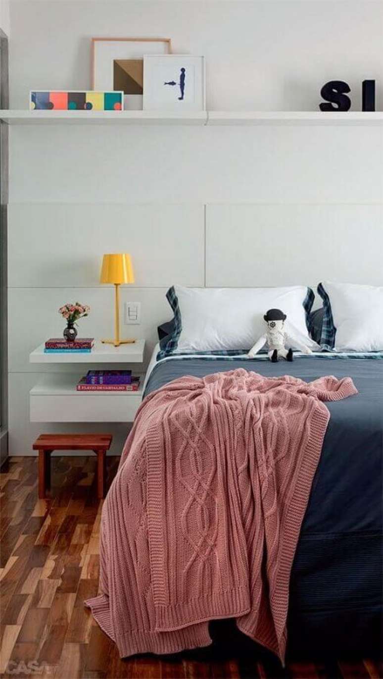 11. Quarto branco jovem decorado com abajur de cabeceira pequeno amarelo &ndash; Foto: Pinterest