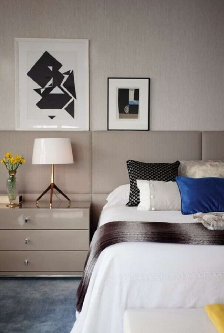 46. Quarto cinza planejado decorado com abajur de cabeceira moderno – Foto: Room & Board