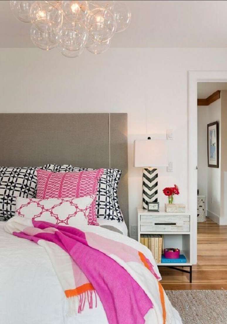 51. Design moderno de abajur para cabeceira de quarto de casal com almofadas coloridas – Foto: Houzz