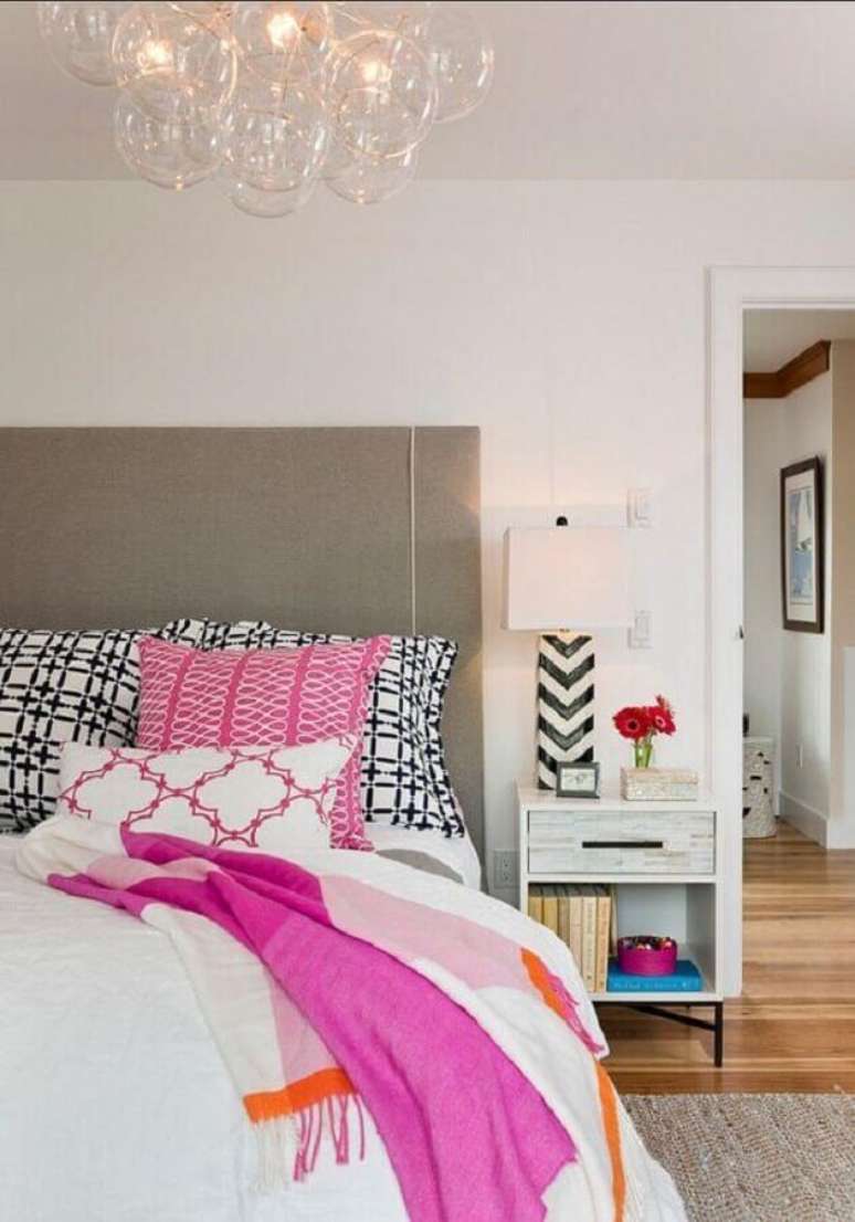 51. Design moderno de abajur para cabeceira de quarto de casal com almofadas coloridas &ndash; Foto: Houzz