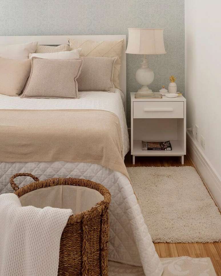2. Quarto de casal decorado com tapete bege claro e criado mudo branco &ndash; Foto: Studio Deux