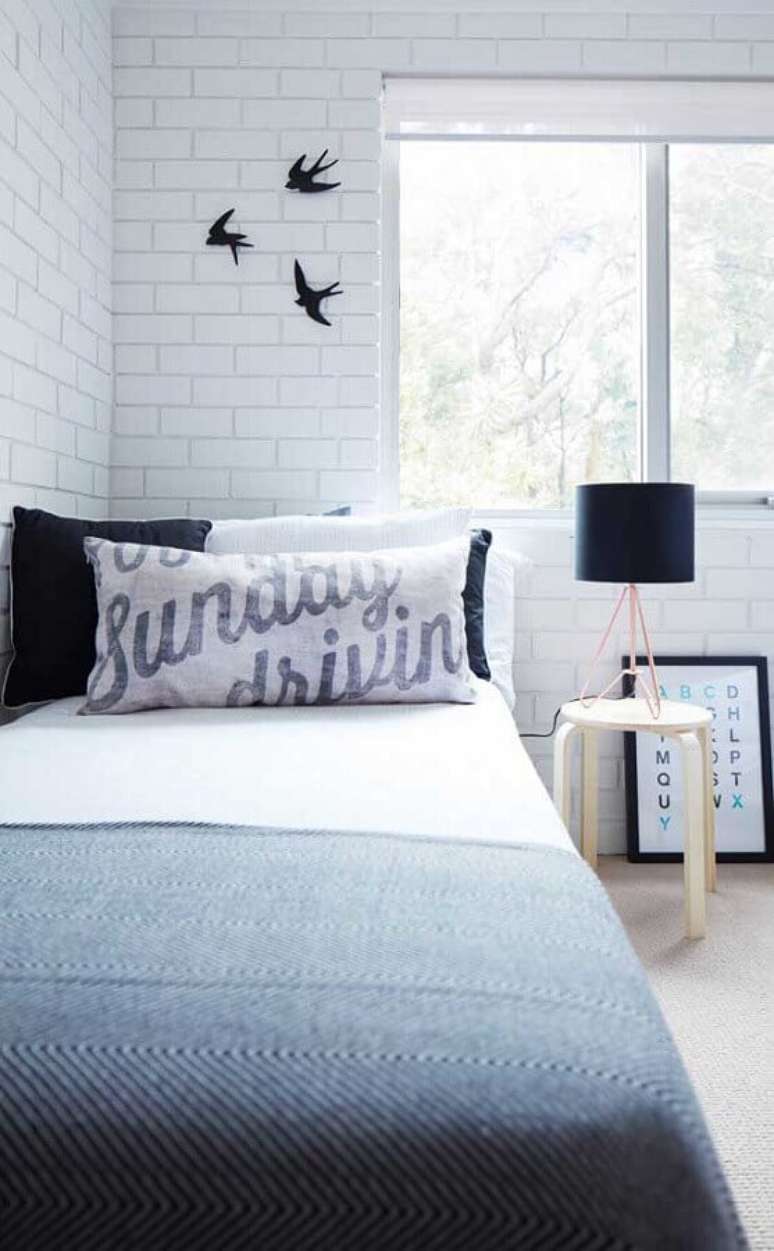 53. Quarto de solteiro branco simples decorado com abajur para mesa de cabeceira &ndash; Foto: Pinterest