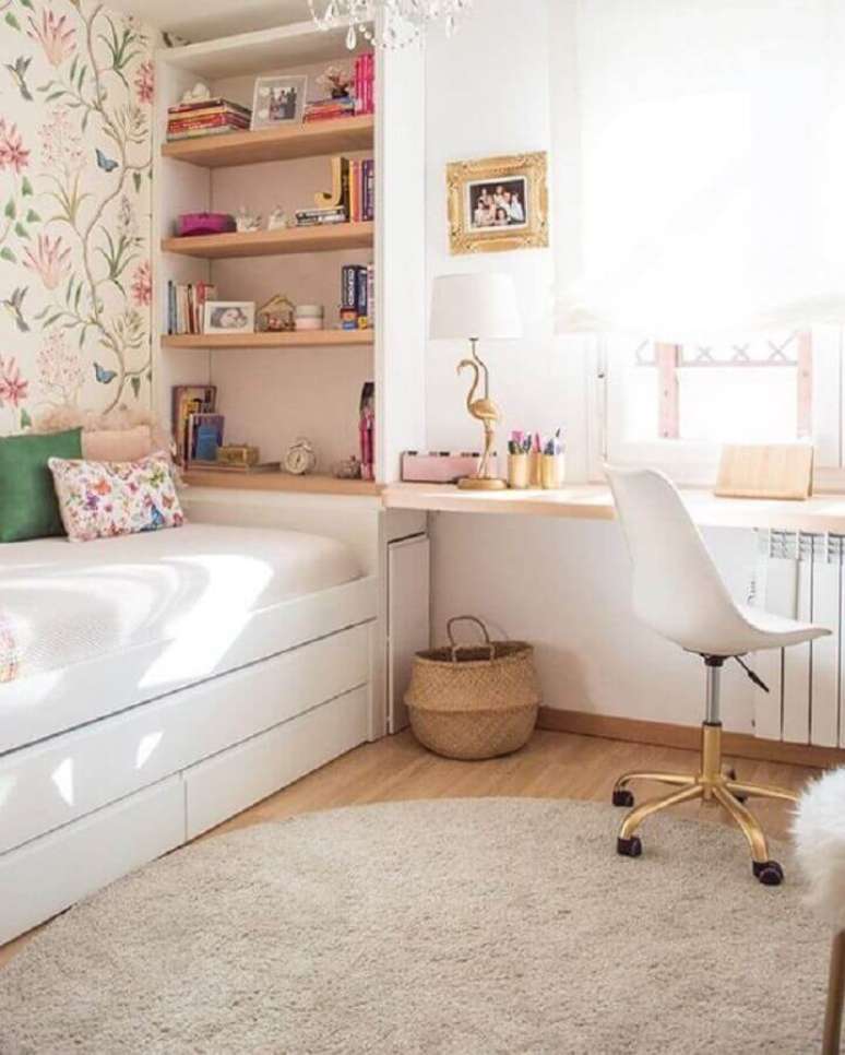 30. Tapete redondo bege para quarto feminino planejado com bancada de madeira e papel de parede floral &ndash; Foto: Pinterest