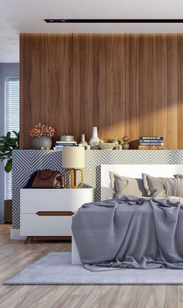 56. Abajur de cabeceira pequeno e moderno para quarto de casal planejado com parede de madeira &ndash; Foto: Archzine