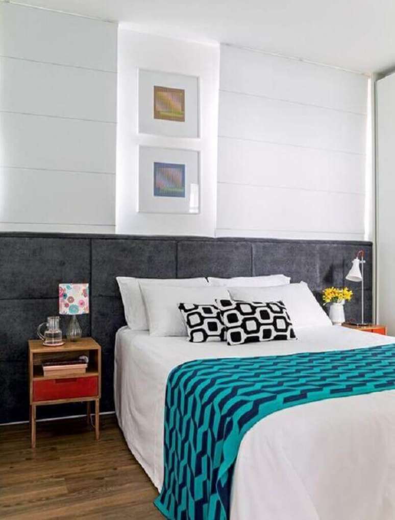 58. Quarto planejado com cabeceira cinza e abajur de cabeceira pequeno &ndash; Foto: Pinterest