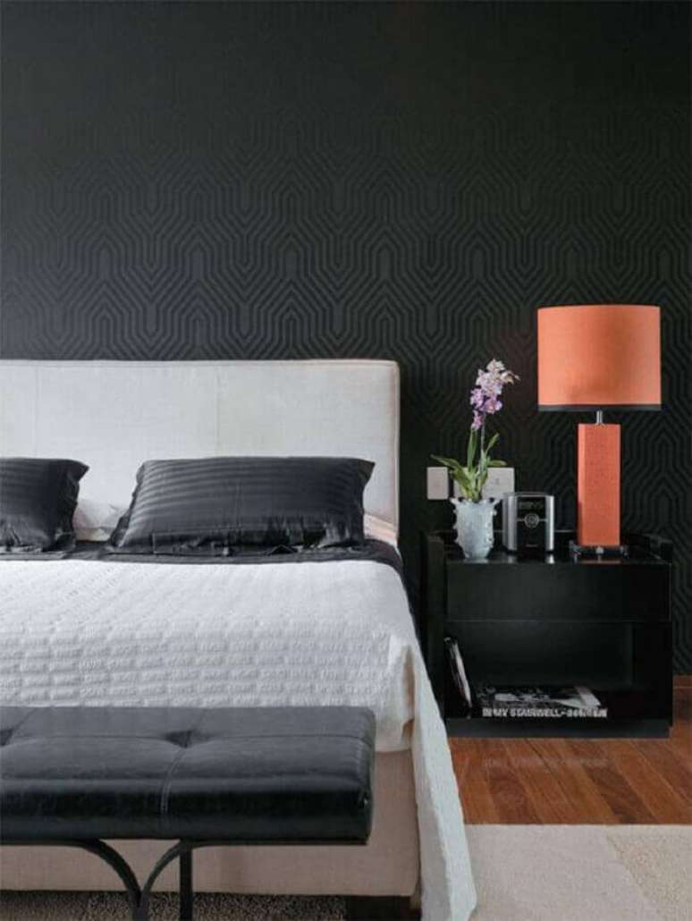 59. Quarto de casal preto moderno decorado com abajur de cabeceira na cor coral &ndash; Foto: We Heart It