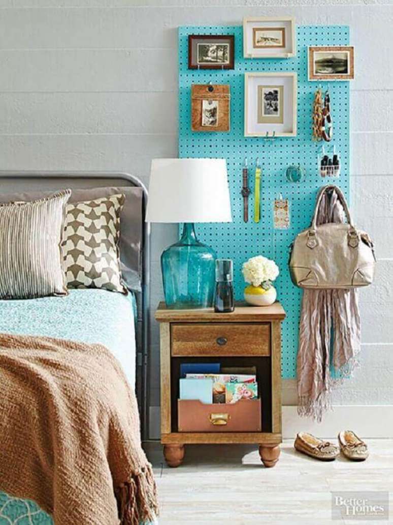 60. Decora&ccedil;&atilde;o de quarto simples com criado mudo de madeira e abajur de cabeceira com base de vidro azul &ndash; Foto: Better Homes