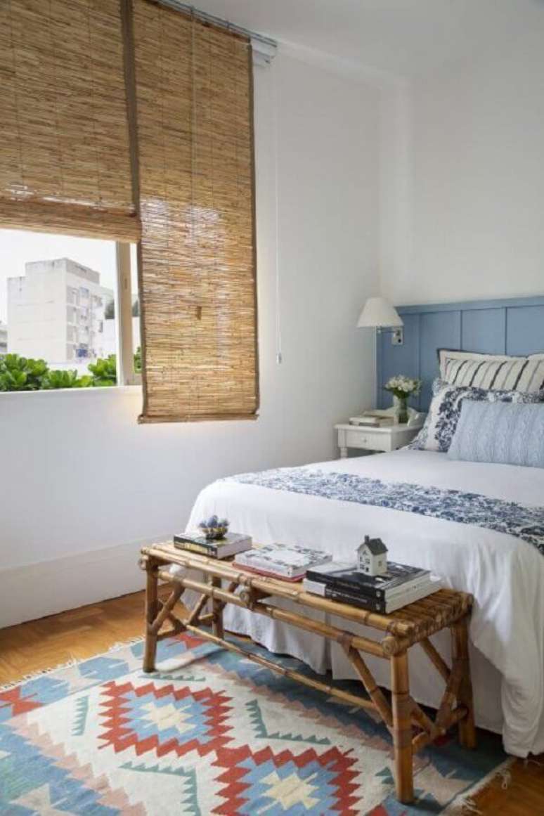 61. Decoração simples e rústica para quarto com abajur de parede cabeceira – Foto: Conexão Décor