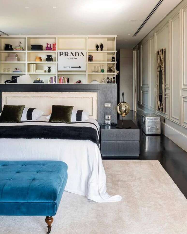 12. Recamier azul para quarto de casal moderno decorado com tapete bege claro &ndash; Foto: Maur&iacute;cio Karam Arquitetura