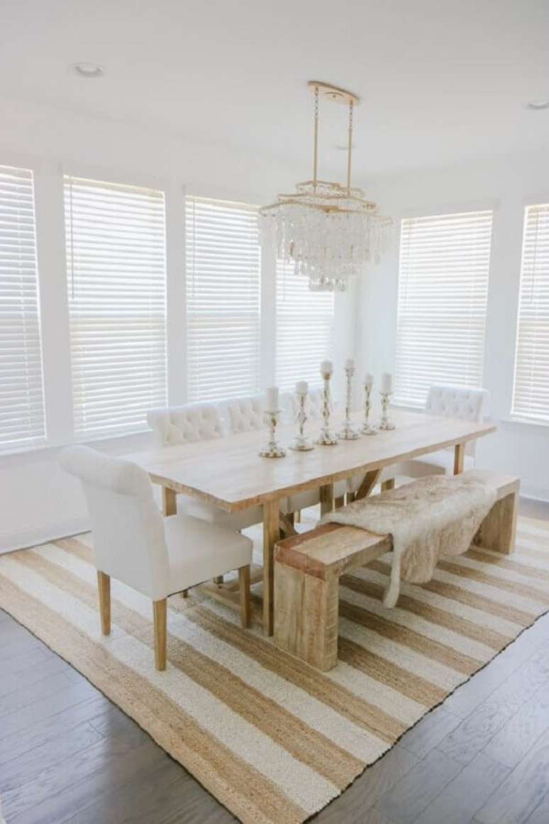 32. Decora&ccedil;&atilde;o clean para sala de jantar branca com mesa de madeira e tapete bege listrado &ndash; Foto: McKenna Bleu