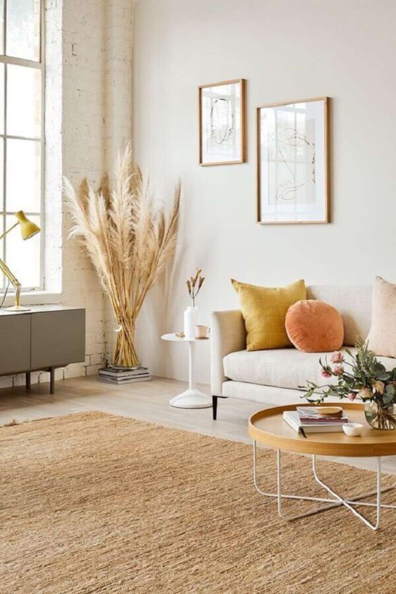 34. Decora&ccedil;&atilde;o simples para sala com almofadas coloridas e tapete sisal bege &ndash; Foto: Anthropologie