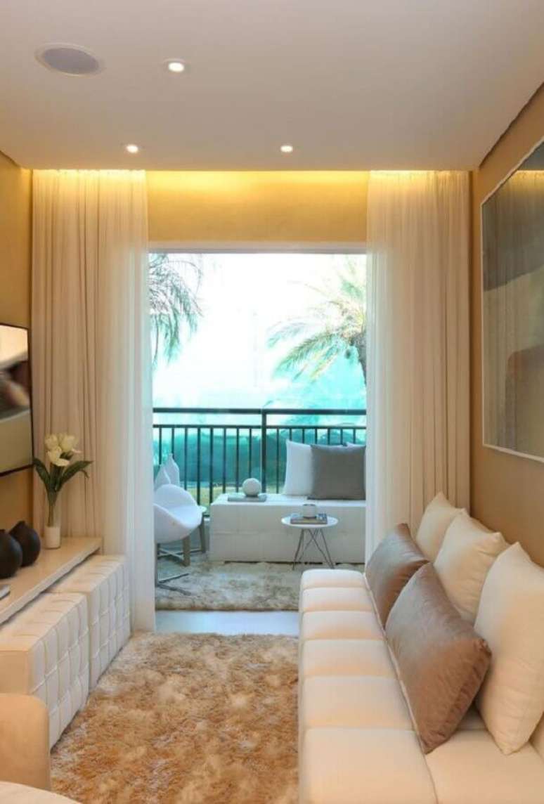 35. Tapete felpudo bege para sala pequena decorada com sof&aacute; branco sem bra&ccedil;o &ndash; Foto: Pinterest
