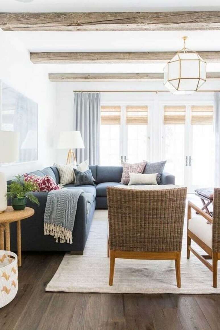 36. Tapete bege claro para sala decorada com sof&aacute; de canto cinza &ndash; Foto: Archilovers
