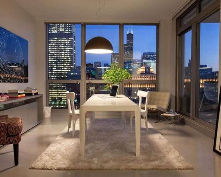 37. Decora&ccedil;&atilde;o de escrit&oacute;rio moderno com tapete bege claro felpudo &ndash; Foto: Pinterest