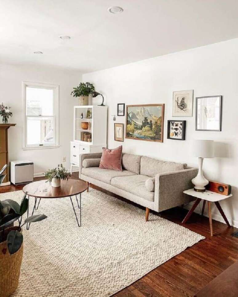 38. Sala clean decorada com sof&aacute; retr&ocirc; e tapete bege claro &ndash; Foto: Jeito de Casa