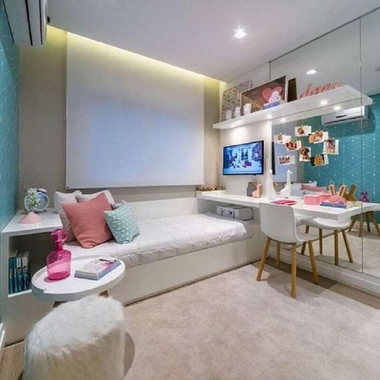 39. Decora&ccedil;&atilde;o de quarto feminino planejado com parede espelhada e tapete bege claro &ndash; Foto: Pinterest