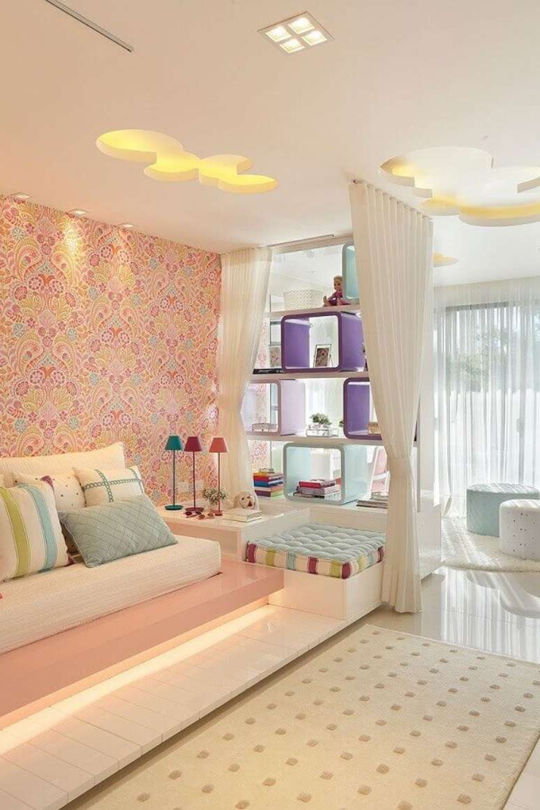 40. Tapete bege claro diferente para decora&ccedil;&atilde;o de quarto feminino solteiro planejado &ndash; Foto: Claudia Pimenta e Patr&iacute;cia Franco