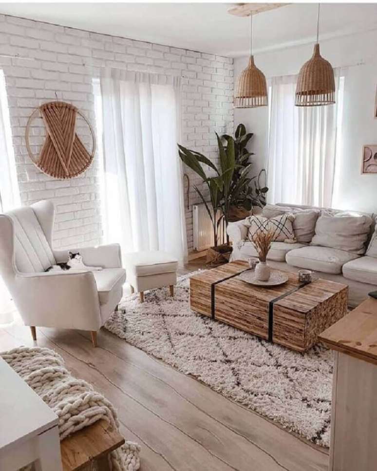 41. Decora&ccedil;&atilde;o escandinava para sala com lustre pendente r&uacute;stico e tapete felpudo bege claro &ndash; Foto: Apartment Therapy