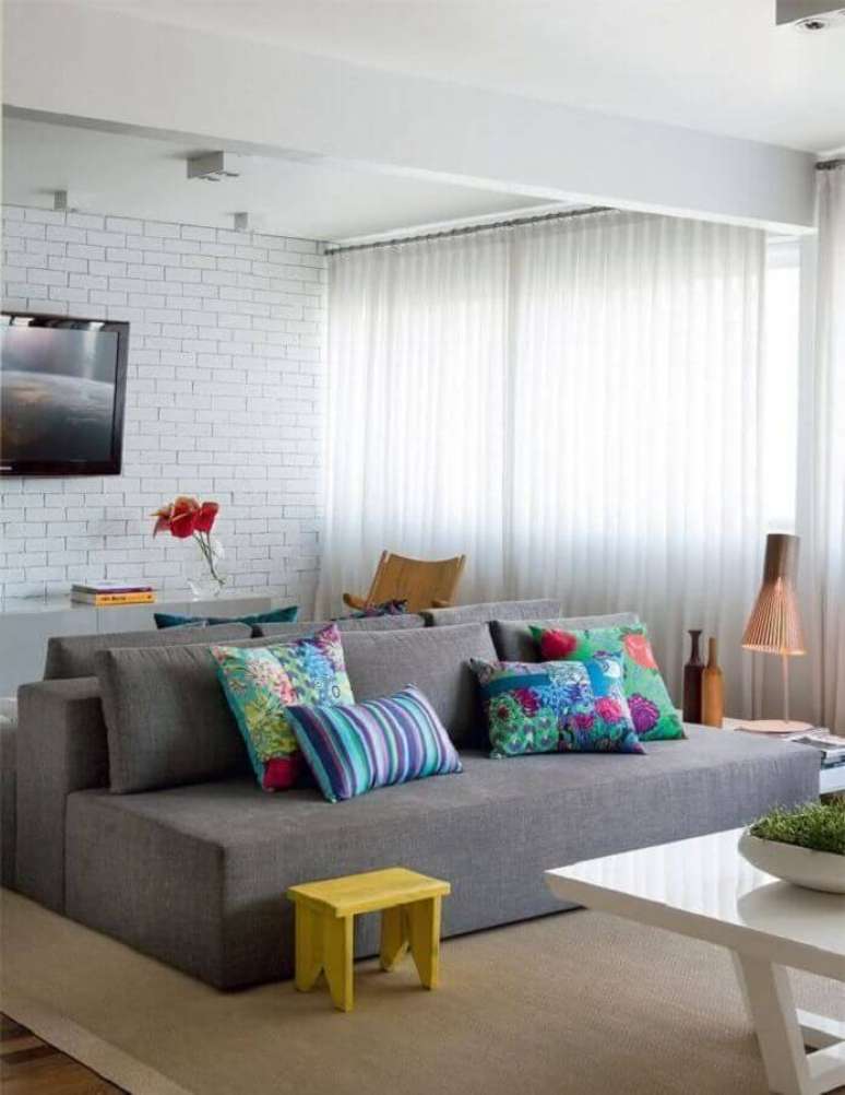 44. Tapete bege para sala moderna decorada com almofadas coloridas para sof&aacute; cinza sem bra&ccedil;o &ndash; Foto: Casa de Valentina