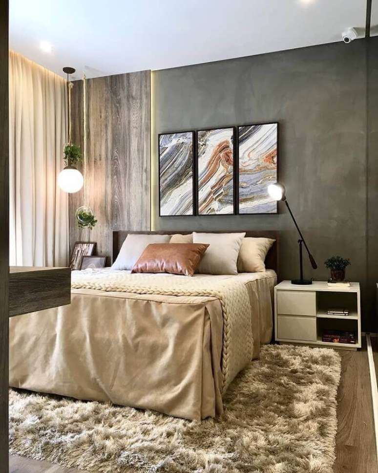 47. Decora&ccedil;&atilde;o de quarto moderno com parede cinza e tapete bege mesclado &ndash; Foto: Claudia Albertini Arquitetura