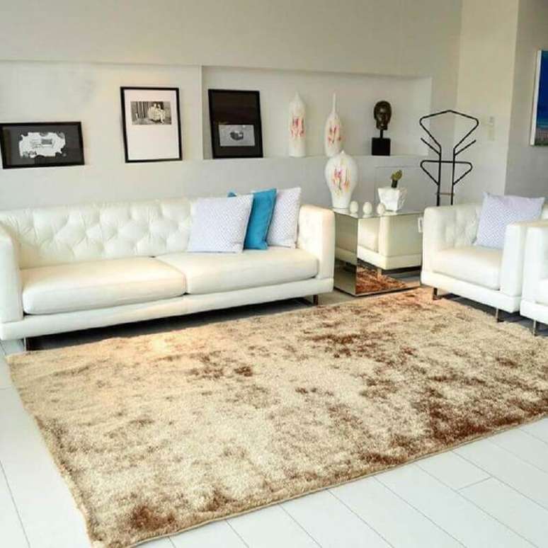 49. Tapete bege mesclado para decora&ccedil;&atilde;o de sala simples com poltronas e sof&aacute; branco &ndash; Foto: Pinterest