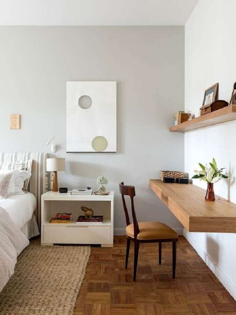 51. Tapete bege para decora&ccedil;&atilde;o de quarto de casal com bancada de madeira planejada &ndash; Foto: Casa de Valentina