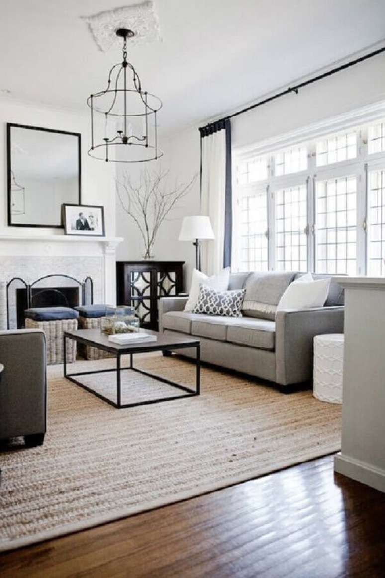 53. Sala cinza cl&aacute;ssica decorada com tapete bege &ndash; Foto: Apartment Therapy