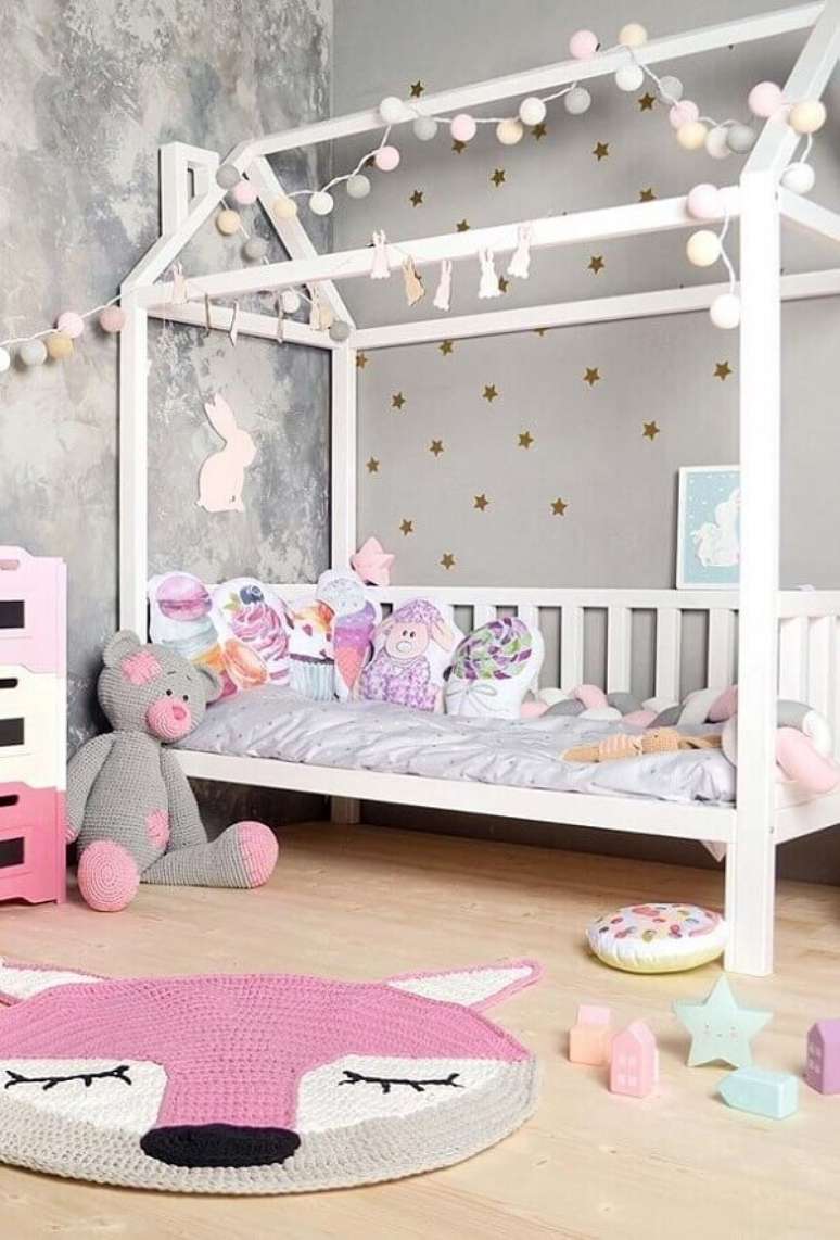 23. Tapete de crochê para quarto infantil feminino nos tons de cinza e rosa. Fonte: Revista Artesanato