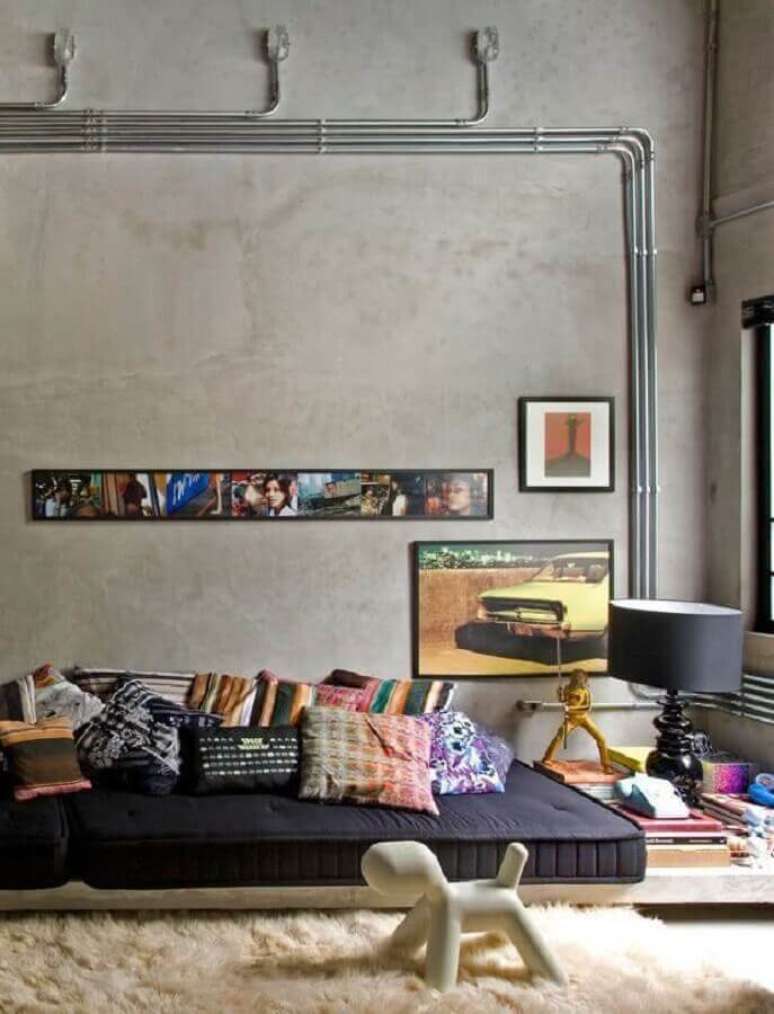 55. Tapete felpudo bege para sala com estilo industrial decorada com parede de cimento queimado &ndash; Foto: Decor & Home Organizer