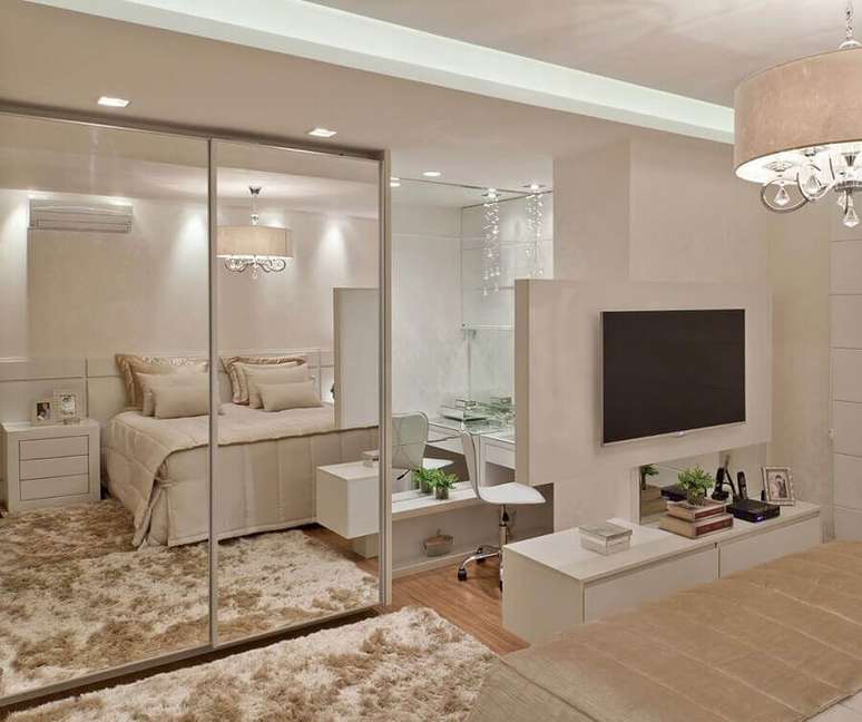 56. Cores neutras para decora&ccedil;&atilde;o de quarto planejado com tapete bege mesclado &ndash; Foto: Mariane Baptista e Marilda Baptista