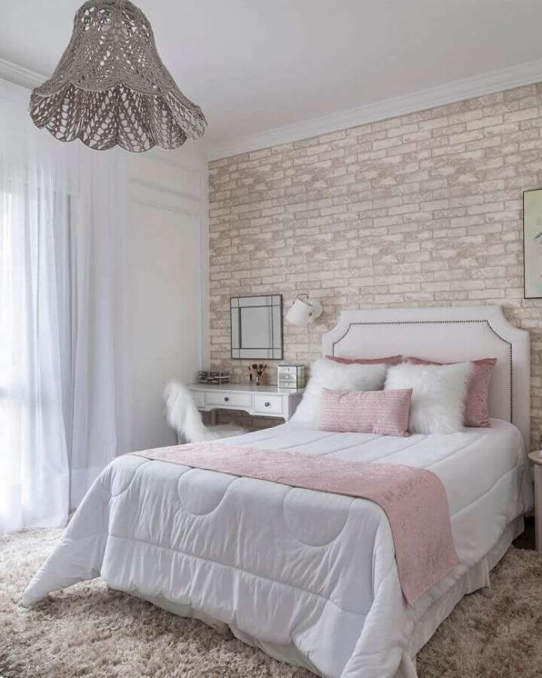 57. Tapete bege felpudo para quarto clean decorado com parede de tijolinho &ndash; Foto: Studio Deux