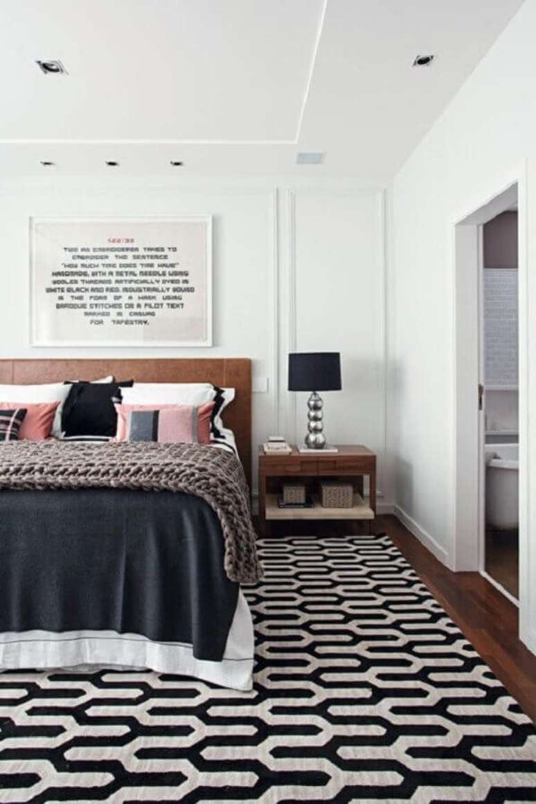 63. Quarto grande decorado com tapete geométrico e abajur de cabeceira preto com base moderna cromada – Foto: Pinterest