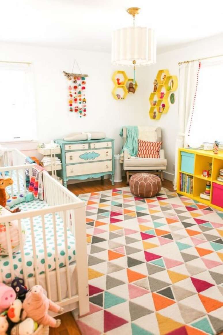 20. Tapete para quarto infantil grande e colorido traz alegria para o ambiente. Fonte: Pinterest