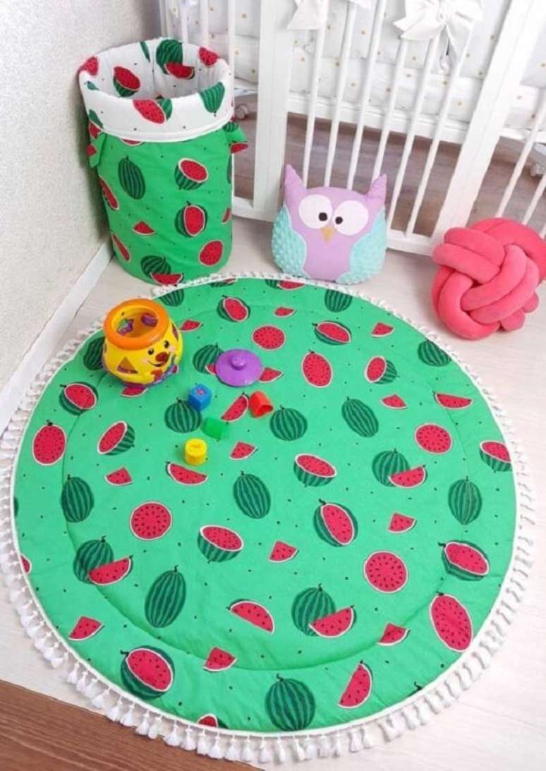 24. Tapete para quarto infantil e cesto formam uma combinação perfeita. Fonte: Pinterest