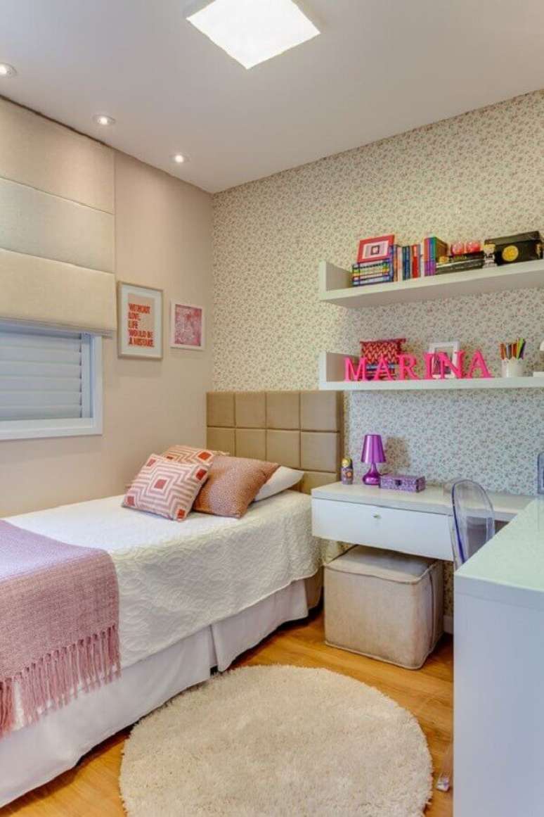 5. Tapete redondo bege para decora&ccedil;&atilde;o de quarto feminino de solteiro com papel de parede delicado &ndash; Foto: R&uacute;bia M. Vieira Interiores