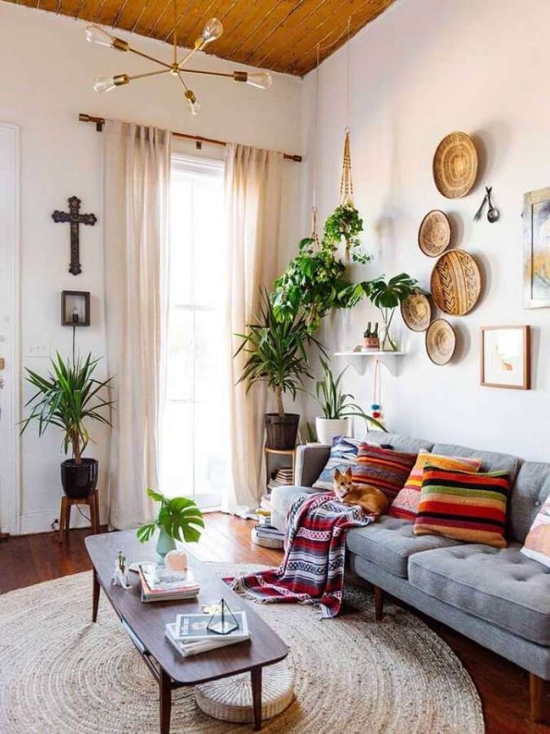 59. Tapete redondo bege para sala de estar simples decorada com almofadas coloridas &ndash; Foto: Home Fashion Trend