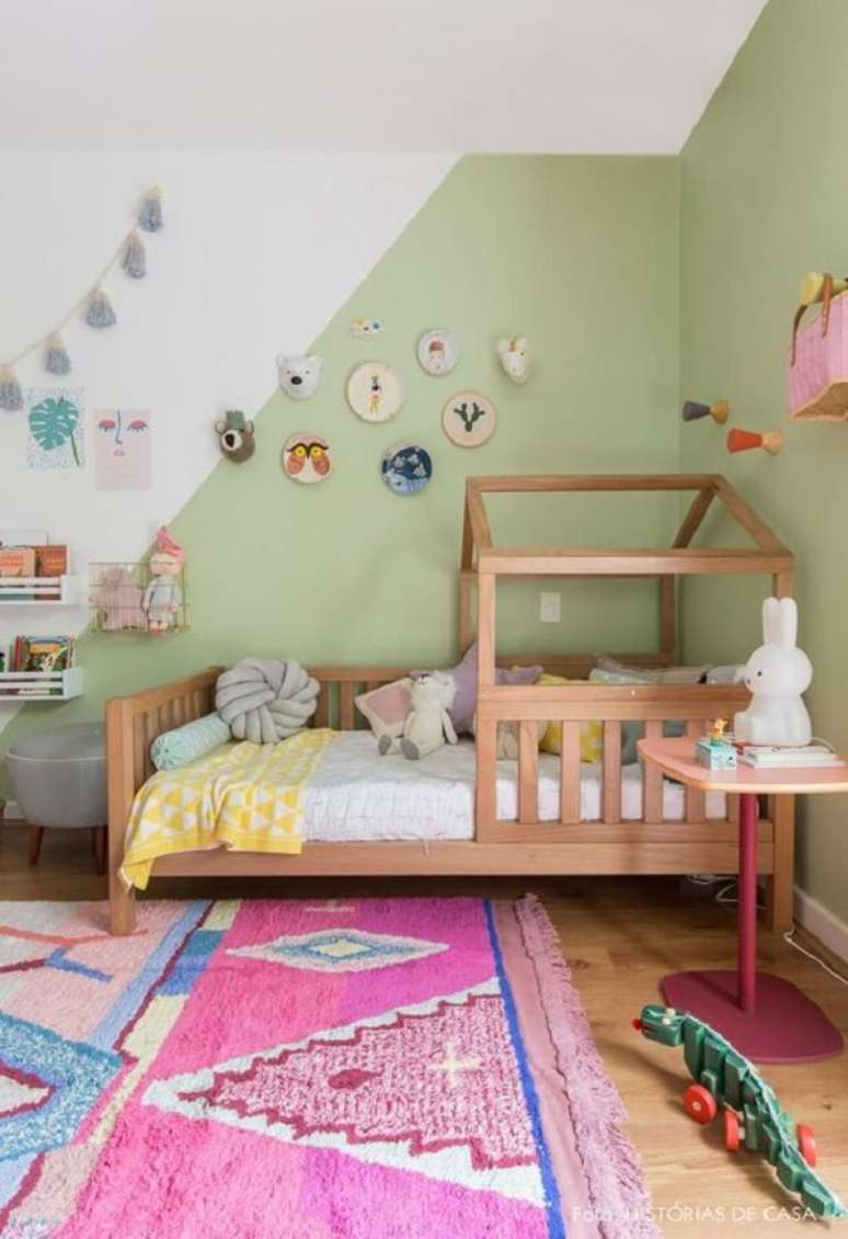 32. Tapete rosa para quarto infantil com nuances em azul e branco. Fonte: Histórias de Casa
