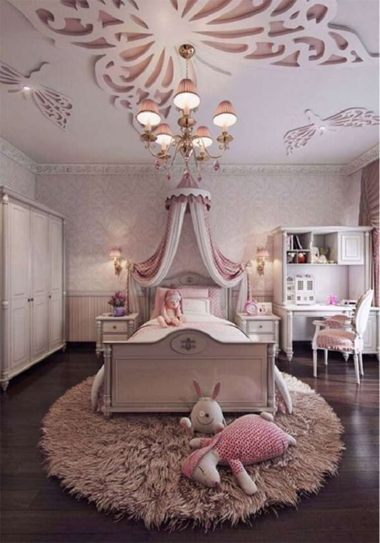 27. Tapete rosa para quarto infantil com temática de princesa. Fonte: Maria Pinheiro