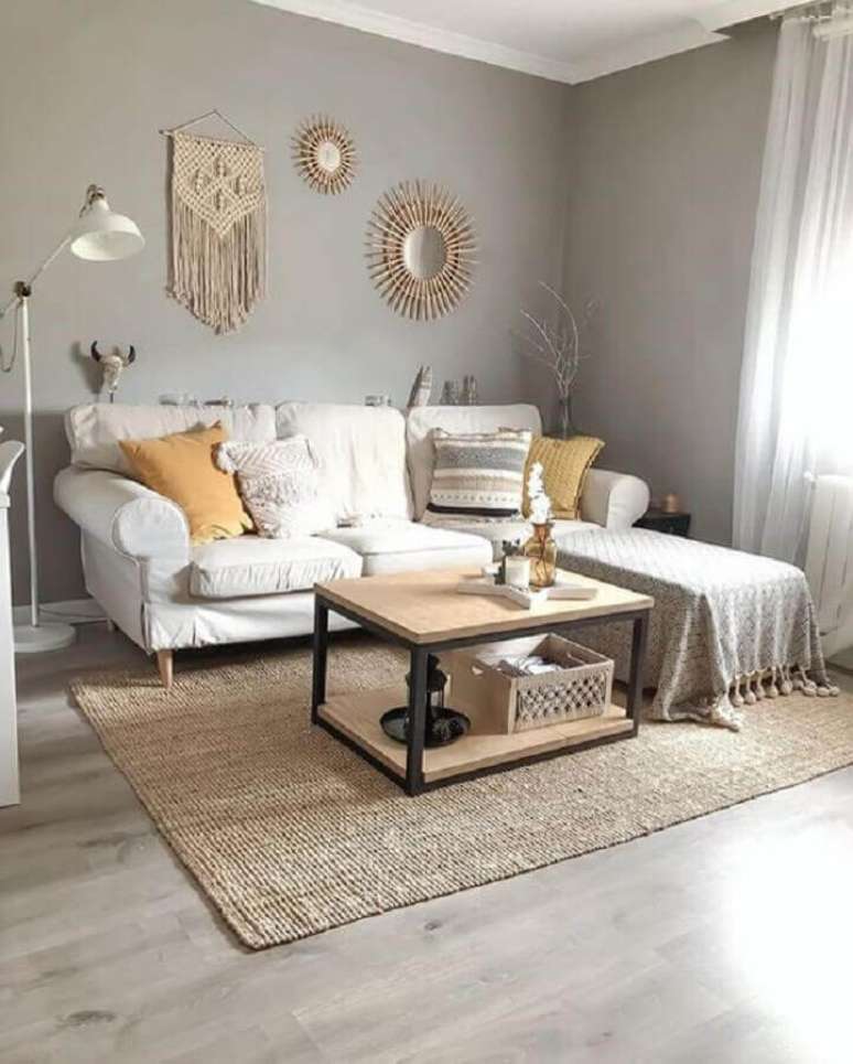 63. Tapete sisal bege para decora&ccedil;&atilde;o de sala cinza com paredes cinza e sof&aacute; branco &ndash; Foto: Apartment Therapy