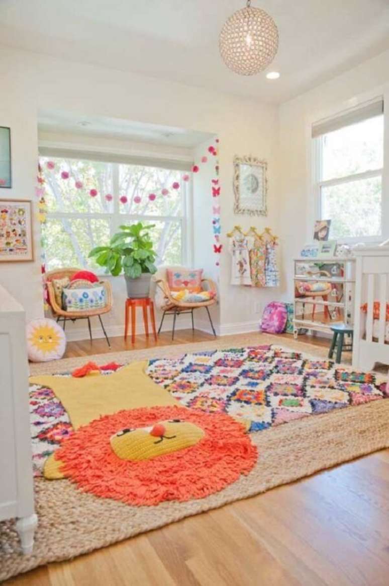 15. Tapete sobre tapete para quarto infantil é uma ótima alternativa no projeto. Fonte: Pinterest