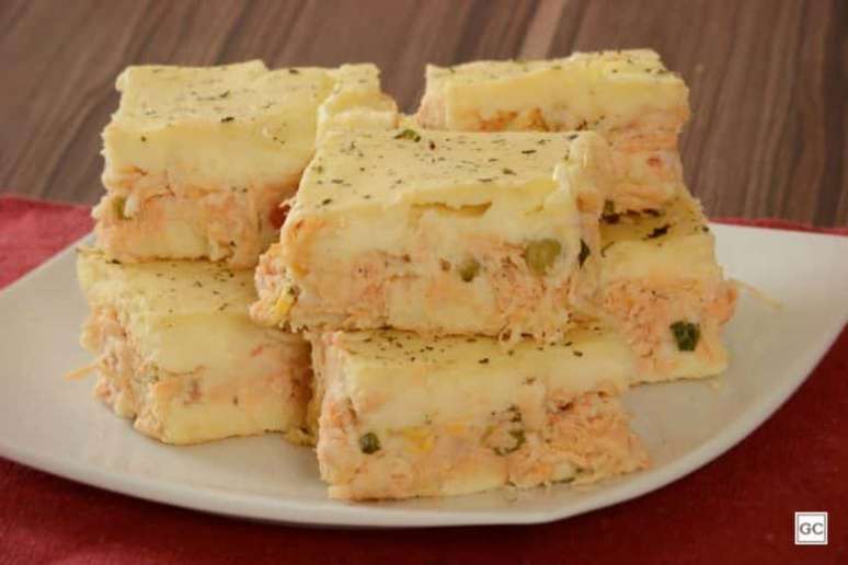 Guia da Cozinha - Torta cremosa de batata com frango para refeições em família